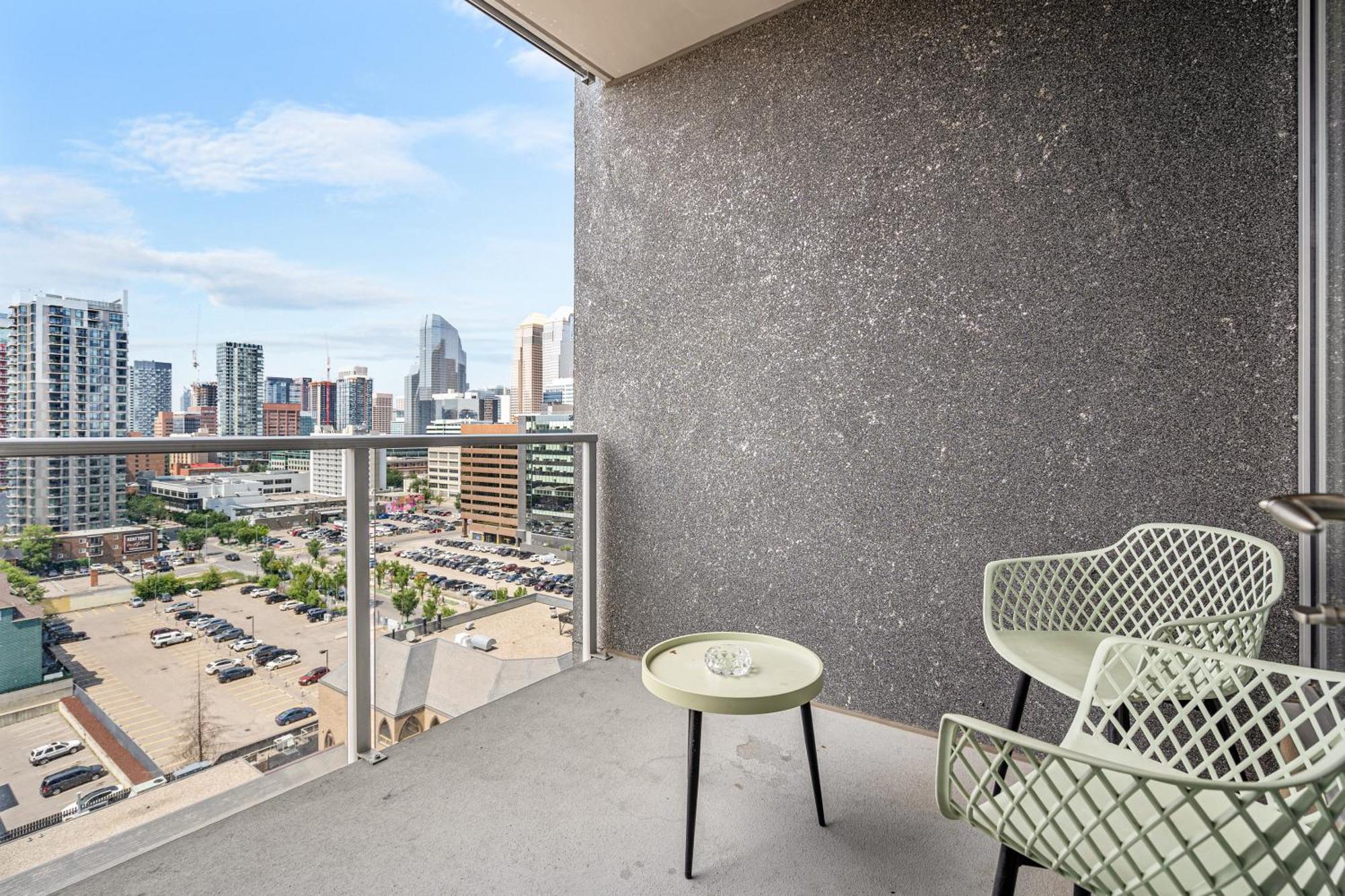 City Centre Retreat - 1Br Condo With Desk Калґарі Екстер'єр фото